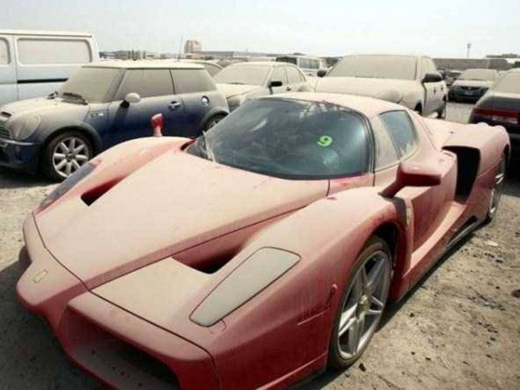 Dubai còn nổi tiếng với 'Khu mộ của những siêu xe'. Đây là nơi siêu xe bị vứt bỏ, chờ xử lý do chủ nhân của chúng đã không còn thích nữa. (Ảnh: Alux).
